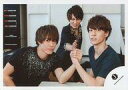 【中古】生写真(ジャニーズ)/アイドル/ジャニーズJr. ジャニーズJr./集合(3人)/横型・上半身・衣装紺・真田、森田座り/ジャニーズJr.祭り2018 グッズ撮影オフショット(3)