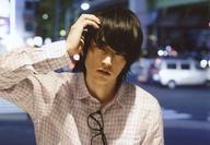 【中古】生写真(男性)/俳優 和田雅成(番野哲也)/横型・バストアップ・衣装オレンジ・チェック柄・眼鏡・右手頭・後ろ道路/舞台「泪橋ディンドンバンド3 〜泥まみれの月〜」ブロマイド2【タイムセール】