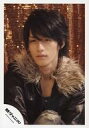 【中古】生写真(ジャニーズ)/アイドル/関ジャニ∞ 関ジャニ∞/錦戸亮/バストアップ・衣装黒・ファーコート・左膝立て・目線左・目細め・背景金/公式生写真