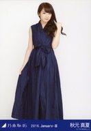 【中古】生写真(乃木坂46)/アイドル/乃木坂46 秋元真夏/全身(足見切れ)・ネイビー/「2016.January-III」WebShop 限定生写真