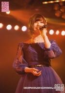 【中古】生写真(AKB48・SKE48)/アイドル/AKB48 佐藤栞/ライブフォト・膝上・衣装青・左手マイク/湯浅順司「その雫は、未来へと繋がる虹になる。」 佐藤栞卒業公演 ランダム生写真 2019.6.8