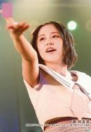 【中古】生写真(AKB48・SKE48)/アイドル/AKB48 濱咲友菜/ライブフォト・バストアップ・衣装白・右手上げ/湯浅順司「その雫は、未来へと繋がる虹になる。」公演 平野ひかる 生誕祭 ランダム生写真 2020.2.8