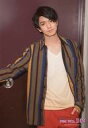 【中古】生写真(ジャニーズ)/アイドル/関西ジャニーズJr. 関西ジャニーズJr./正門良規/膝上・衣装茶・白・右手伸ばし・左手ポケット・後ろドア・背景茶/「SPRING SPECIAL SHOW 2019」オリジナルフォト