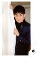 【中古】生写真(ジャニーズ)/アイドル/ふぉ〜ゆ〜 ふぉ〜ゆ〜/松崎祐介/上半身・衣装黒・紫・両手布・口閉じ/「Endless SHOCK 20th Anniversary」グッズオフショット/公式生写真