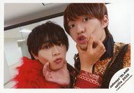 【中古】生写真(ジャニーズ)/アイドル/ジャニーズJr. ジャニーズJr./大西流星・福本大晴/横型・バストアップ・衣装黒・赤・金・片手お互いの頬・口すぼめ/Johnnys’ ISLAND セルフィー 2020/公式生写真
