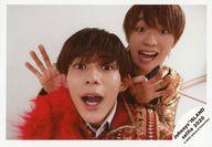 【中古】生写真(ジャニーズ)/アイドル/ジャニーズJr. ジャニーズJr./長尾謙杜・福本大晴/横型・バストアップ・衣装黒・赤・金・口開け・福本両手耳/Johnnys’ ISLAND セルフィー 2020/公式生写真