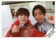 【中古】生写真(ジャニーズ)/アイドル/ジャニーズJr. ジャニーズJr./長尾謙杜・當間琉巧/横型・バストアップ・衣装青・赤・白・長尾右手親指立て・當間左手ピース/Johnnys’ ISLAND セルフィー 2020/公式生写真