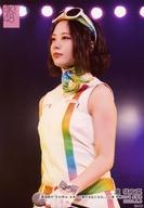 【中古】生写真(AKB48・SKE48)/アイドル/AKB48 濱咲友菜/ライブフォト・上半身・衣装白・緑・サングラス・左向き/湯浅順司「その雫は、未来へと繋がる虹になる。」公演 平野ひかる 生誕祭 ランダム生写真 2020.2.8