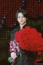 【中古】生写真(ジャニーズ)/アイドル/KinKi Kids KinKi Kids/堂本光一/ライブフォト 上半身 衣装黒 両手薔薇の花束 目線左 2Lサイズ/「Endless SHOCK 2011」ステージフォト