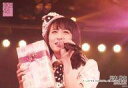 【中古】生写真(AKB48・SKE48)/アイドル/AKB48 川本紗矢/ライブフォト・横型・バストアップ・衣装白・黒・帽子・右手プレゼント/AKB48 チーム4「手をつなぎながら」公演 村山彩希 生誕祭 ランダム生写真 2019.6.21