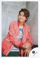 【中古】生写真(ジャニーズ)/アイドル/ジャニーズJr. ジャニーズJr./集合(4人)/横型・全身(見切れ・衣装白オレンジ青ピンク・センター西畑、大西/「関西ジャニーズJr. 春休みスペシャルShow 2018」グッズ撮影オフショット/公式生写真