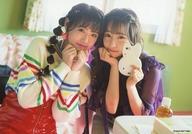 【中古】生写真(AKB48・SKE48)/アイドル/NMB48 Queentet/植村梓・村瀬紗英/横型・膝上・座り・衣装黄・カラフルボーダー柄・赤・紫・植村両手顔・村瀬左手小物/ファッションフォトブック「Queentet from NMB48」発売記念イベント特典生写真