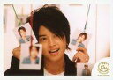 【中古】生写真(ジャニーズ)/アイドル/NEWS NEWS/手越祐也/横型・顔アップ・ジャケット黒・両手上から吊るされた写真を掴み・口半開き・トレカサイズ/「復刻版ミニフォト」/『miniphoto』/NEWS 15th Anniversary