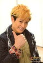 【中古】生写真(ジャニーズ)/アイドル/A.B.C-Z A.B.C-Z/塚田僚一/バストアップ・衣装黒・カーキ・ストールチェック柄・右向き・右手親指立て/2015 新春 JOHNNYS’ World
