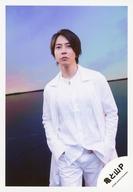 【中古】生写真(ジャニーズ)/アイドル/亀と山P 亀と山P/山下智久/膝上・衣装白・両手ポケット・カメラ目線/「KAME ＆ YAMA-P Dome Tour 2020 SI」グッズオフショット/公式生写真