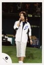 【中古】生写真(ジャニーズ)/アイドル/KAT-TUN KAT-TUN/亀梨和也/全身・衣装白・ジャージ・右手マイク口元・顔左向き・グラウンド/公式生写真