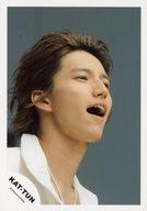 【中古】生写真(ジャニーズ)/アイドル/KAT-TUN KAT-TUN/田口淳之介/顔アップ・衣装白・右向き・口開け・背景グレー/公式生写真