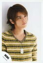 【中古】生写真(ジャニーズ)/アイドル/NEWS NEWS/手越祐也/バストアップ・衣装黄・黒・ボーダー柄・右向き・口閉じ・背景白/公式生写真