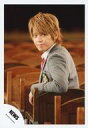 【中古】生写真(ジャニーズ)/アイドル/NEWS NEWS/手越祐也/上半身・座り・衣装グレー・白・ネクタイピンク・左向き・左腕椅子/公式生写真