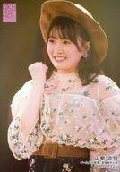 【中古】生写真(AKB48・SKE48)/アイドル/AKB48 山根涼羽/ライブフォト・上半身・衣装白・デニム・右手グー/AKB48 チームA「目撃者」配信限定公演 ランダム生写真 2020.3.15