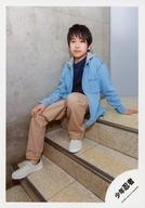 【中古】生写真(ジャニーズ)/アイドル/少年忍者 少年忍者/小田将聖/全身・座り・衣装青・両手下・階段・カメラ目線/Johnnys’ ISLAND STORE オリジナルフォト/公式生写真