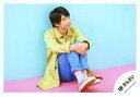 【中古】生写真(ジャニーズ)/アイドル/Lil かんさい Lil かんさい/當間琉巧/全身・座り・衣装黄緑.青・両手重ね・目線右・背景水色/「Lil かんさい FIRST LIVE 2020 NEXT STAGE」グッズオフショット/公式生写真