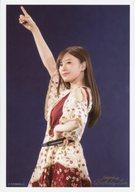 【中古】生写真(乃木坂46)/アイドル/乃木坂46 No.012 ： 白石麻衣/ライブフォト・膝上・衣装白・赤・右手人差し指立て/CHOOSE 5 PHOTOS! 8th YEAR BIRTHDAY LIVE PHOTO Ver.〜