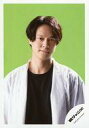 【中古】生写真(ジャニーズ)/アイドル/関ジャニ∞ 関ジャニ∞/丸山隆平/バストアップ・衣装白.黒・両手下・背景黄緑/シングル「Re:LIVE」MV&ジャケ写オフショット/公式生写真