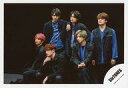 【中古】生写真(ジャニーズ)/アイドル/SixTONES SixTONES/集合(6人)/横型 全身 衣装黒.青 田中とジェシーと京本座り 左向き 背景黒/シングル「NAVIGATOR」MV＆ジャケ写オフショット/公式生写真