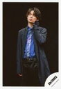 【中古】生写真(ジャニーズ)/アイドル/SixTONES SixTONES/松村北斗/膝上・衣装黒・左手顔・右手下・背景黒/シングル「NAVIGATOR」MV&ジャケ写オフショット/公式生写真