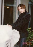 【中古】生写真(ジャニーズ)/アイドル/SixTONES SixTONES/松村北斗/膝上・衣装黒・左向き・両手置物・..