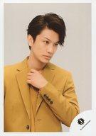 【中古】生写真(ジャニーズ)/アイドル/ジャニーズ ジャニーズ/長谷川純/バストアップ・衣装黄色・左手首元/18春 長谷川純・Snow Man・ジュニア 「滝沢歌舞伎2018」パンフレット撮影オフショット/公式生写真
