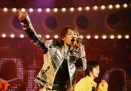 【中古】生写真(ジャニーズ)/アイドル/KAT-TUN KAT-TUN/中丸雄一/ライブフォト・横型・衣装銀・黒・右向き・右手上げ・左手マイク口元・Jr.衣装黄・枠無し・「KAT-TUN Live海賊帆」/公式生写真