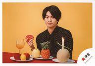 【中古】生写真(ジャニーズ)/アイドル/美 少年 美 少年/那須雄登/横型・バストアップ・衣装黒・果物・..