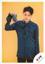 【中古】生写真(ジャニーズ)/アイドル/美 少年 美 少年/金指一世/膝上・衣装紺・右手葡萄・果物・左手下・背景黄色/Johnnys’ ISLAND STORE グッズオフショット’20夏/公式生写真