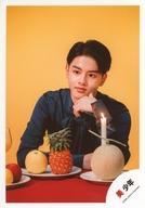 【中古】生写真(ジャニーズ)/アイドル/美 少年 美 少年/金指一世/バストアップ・衣装紺・左手顔・果物..