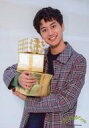 【中古】生写真(ジャニーズ)/アイドル/関西ジャニーズJr. 関西ジャニーズJr./小島健/上半身・衣装紫・黒・両手プレゼント抱え・首かしげ・背景白/「X’ma...