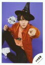 【中古】生写真(ジャニーズ)/アイドル/少年忍者 少年忍者/黒田光輝/膝上・座り・衣装オレンジ・右手フォトプロップス・左手人差し指立て・背景紫/Greeting Photo ~Halloween~/公式生写真