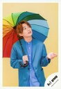 【中古】生写真(ジャニーズ)/アイドル/Aぇ! group Aぇ! group/福本大晴/膝上・衣装青・右手傘・左手上げ・背景ベージュ/Greeting Photo ~Rainy Season~/公式生写真