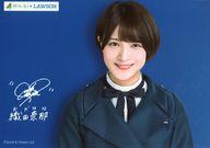 【中古】生写真(乃木坂46)/アイドル/欅坂46 織田奈那/印刷サイン入り・横型・バストアップ・背景紺/欅坂46×ローソン メンバー個別ポスターブロマイド