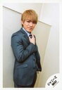 【中古】生写真(ジャニーズ)/アイドル/ジャニーズWEST ジャニーズWEST/神山智洋/膝上・衣装グレー・スーツ・右手ネクタイ・右向き・・カメラ目線・背景白/シングル「ホメチギリスト/傷だらけの愛」MV&ジャケ写オフショット/公式生写真