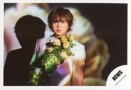 【中古】生写真(ジャニーズ)/アイドル/NEWS NEWS/加藤シゲアキ/横型・バストアップ/シングル「ビューティフル/チンチャうまっか/カナリヤ」MV&ジャケ写オフショット/公式生写真