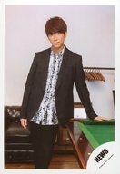 【中古】生写真(ジャニーズ)/アイドル/NEWS NEWS/小山慶一郎/膝上/シングル「ビューティフル/チンチャうまっか/カナリヤ」MV&ジャケ写オフショット/公式生写真