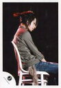 【中古】生写真(ジャニーズ)/アイドル/KAT-TUN KAT-TUN/上田竜也/ライブフォト・膝上・衣装緑・ジーンズ・椅子に座り・目線下・背景黒・髪縛り・ロゴ「J 」/公式生写真