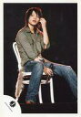 【中古】生写真(ジャニーズ)/アイドル/KAT-TUN KAT-TUN/上田竜也/ライブフォト・衣装カーキ色・ジーンズ・右手マイク・左手髪・目線左・背景黒・ロゴ「J 」/公式生写真