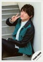 【中古】生写真(ジャニーズ)/アイドル/Travis Japan Travis Japan/川島如恵留/膝上・座り・衣装黒.緑・右手ピース・左手お腹・階段/「Travis Japan LIVE TOUR 2020 ENTER 1234567」グッズオフショット/公式生写真(3)