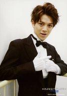 【中古】生写真(ジャニーズ)/アイドル/Travis Japan Travis Japan/宮近海斗/上半身・衣装黒白・蝶ネクタイ・タキシード・手袋・両手ジャケット・体右向き・両肘柵・背景白/★さよなら!～青山劇場★ PLAYZONE 30YEARS ★1232公演