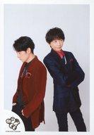 【中古】生写真(ジャニーズ)/アイドル/ジャニーズ ジャニーズ/内海光司・佐藤アツヒロ/膝上/「KOHJI × aTsuHiRo Happy Christmas EVENT 2020 〜イヴの夜からはじめよう〜」グッズオフショット/公式生写真