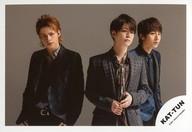 【中古】生写真(ジャニーズ)/アイドル/KAT-TUN KAT-TUN/亀梨和也・上田竜也・中丸雄一/横型・上半身/シングル「Roar」MV＆ジャケ写オフ..