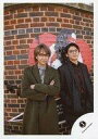 【中古】生写真(ジャニーズ)/アイドル/Hey! Say! JUMP Hey!Say!JUMP/高木雄也・八乙女光/上半身・衣装グレーカーキ・八乙女腕組み・高木両手ポケット/舞台「薔薇と白鳥」ロンドンオフショット/公式生写真